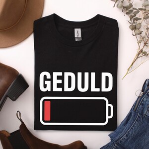 Geduld T-Shirt – Lustiges Batterie-Design für Ungeduldige – Perfektes Geschenk – Unisex Baumwollshirt für Alltag & Freizeit
