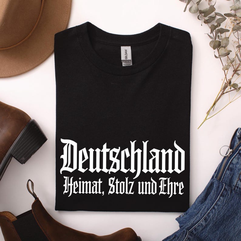 Deutschland T-Shirt – Heimat, Stolz und Ehre – Schwarzes Shirt in gotischer Schrift – Deutsche Kultur Mode Patriot 画像 1
