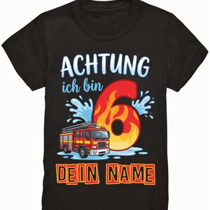 Könnte beinhalten: Schwarzes T-Shirt mit einem Aufdruck, der die rote und gelbe Zahl 6 mit Flammen, ein rotes Feuerwehrauto und den Text "ACHTUNG ich bin 6 DEIN NAME" in Blau und Gelb zeigt. Das Design beinhaltet Wasserspritzer.