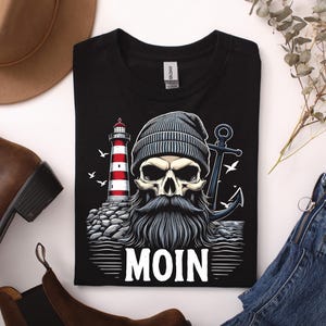 MOIN T-Shirt Unisex | Maritime Skull Sailor with Beanie Beard, Lighthouse, Anchor & Seagulls | North Sea/Baltic Sea Coastal Child Gift Hamburg