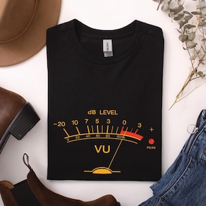 T-shirt VU-mètre | Indicateur de niveau audio en décibels | Cadeau pour musiciens, ingénieurs du son, DJ et producteurs | T-shirt pour studio d'enregistrement
