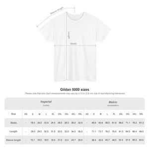 Pode incluir: Tabela de tamanhos para camisetas Gildan 5000, mostrando as medidas em polegadas e cent&iacute;metros para os tamanhos XS a 5XL. A tabela inclui a largura, o comprimento e o comprimento da manga.