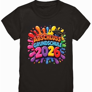 Op de afbeelding: Zwart t-shirt met een kleurrijke afbeelding. De afbeelding toont de woorden "ABSCHLUSS GRUNDSCHULE 2026" in een levendig, veelkleurig ontwerp, met een afstudeerhoed. Het ontwerp staat tegen een achtergrond van verfspatten.