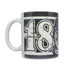 Pode incluir: Caneca de cerâmica branca com o número "18" em branco, contornado em preto, e um fundo desgastado. A caneca apresenta um gráfico em preto e branco de um leão e a palavra "KING".