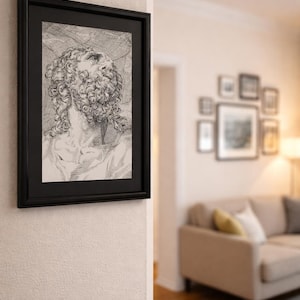 Könnte beinhalten: Ein schwarz gerahmter Druck eines klassischen Büstenbildes, das an einer weißen Wand hängt. Das Kunstwerk zeigt eine detaillierte Darstellung einer bärtigen Figur mit lockigem Haar, die nach oben blickt. Der Rahmen ist rechteckig und der Druck ist zentriert.