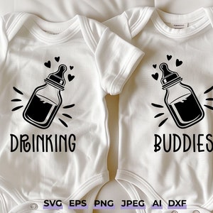 Puede incluir: Dos bodies blancos para bebés con texto negro y un gráfico de biberón negro. Un body dice "Drinking Buddies" y el otro dice "Drinking".