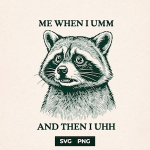 Könnte beinhalten: Eine dunkelgrüne grafische Illustration eines Waschbärengesichts mit großen Augen und Schnurrhaaren. Der Text darüber lautet ME WHEN I UMM und darunter AND THEN I UHH. Unten befindet sich ein dunkelgrüner Kasten mit dem weißen Text SVG PNG.