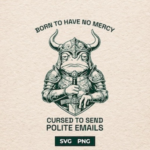 Könnte beinhalten: Eine dunkelgrüne grafische Illustration einer Kröte in verzierter mittelalterlicher Rüstung und gehörntem Helm, die ein Schwert hält. Der Text oben lautet BORN TO HAVE NO MERCY und unten CURSED TO SEND POLITE EMAILS, mit SVG PNG am unteren Rand.