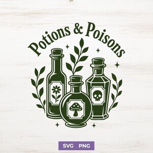 Może przedstawiać: Ciemnozielona graficzna ilustracja przedstawiająca trzy szklane butelki z etykietami ukazującymi kwiat, grzyb i czaszkę. Tekst Potions & Poisons jest wygięty w łuk nad butelkami, otoczony gałązkami liści i małymi czteroramiennymi gwiazdkami.