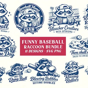 Può includere: Una collezione di illustrazioni di procioni a tema baseball in blu navy e bianco. I disegni includono procioni con palline da baseball, mazze e bevande, con frasi come "Baseball is my favorite season" e "Bleacher Creature with Opinions".