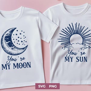Pode incluir: Duas camisetas brancas com um desenho de lua azul e estrelas em uma e um desenho de sol azul na outra. O texto na camiseta da lua diz "You're My Moon" e o texto na camiseta do sol diz "You're My Sun".