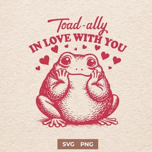 Pode incluir: Ilustração vermelha de um sapo com o texto "Toad-ally in Love With You" e corações. O sapo está segurando as mãos no rosto, com corações flutuando ao seu redor. A imagem também inclui o texto "SVG PNG".