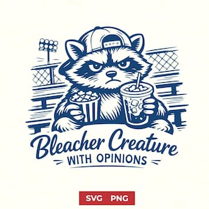 Può includere: Grafica blu navy e bianca di un procione con un berretto da baseball, che tiene in mano popcorn e una bevanda con ghiaccio. Il testo recita "Bleacher Creature with Opinions". Il design ha un tema stadio.