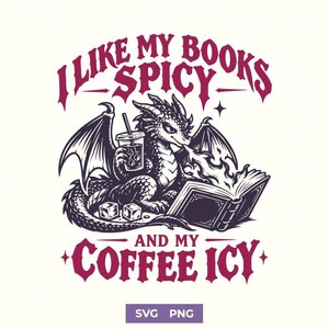 Puede incluir: Una ilustración gráfica que muestra a un dragón sosteniendo un café helado y leyendo un libro abierto. El texto dice I LIKE MY BOOKS SPICY AND MY COFFEE ICY. El diseño utiliza tinta de color púrpura oscuro sobre un fondo claro, mostrando al dragón con alas, escamas y cubitos de hielo.