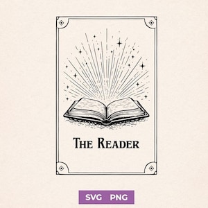 Puede incluir: Ilustración en blanco y negro de un libro abierto con líneas radiantes y estrellas. El texto "The Reader" está debajo del libro. La imagen está enmarcada con un borde decorativo y las palabras "SVG PNG" están en la parte inferior.