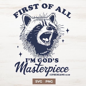 Op de afbeelding: Een blauwe en witte illustratie van een wasbeer met de tekst "First of all I'm God's Masterpiece - Ephesians 2:10" en de woorden "SVG PNG" eronder.