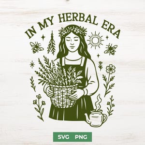Könnte beinhalten: Grüne Illustration einer Frau mit einem Korb voller Kräuter, umgeben von Bienen, Blumen und dem Text "IN MY HERBAL ERA". Eine Teekanne mit Dampf ist ebenfalls vorhanden. Rustikales, botanisches Thema.