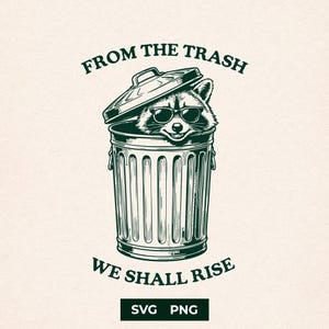 Könnte beinhalten: Eine dunkelgrüne grafische Illustration eines Waschbären mit Sonnenbrille, der aus einer Mülltonne aus Metall mit halb geöffnetem Deckel herausschaut. Der Text FROM THE TRASH WE SHALL RISE ist oben und unten gebogen. SVG PNG Text unten.