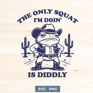 Może przedstawiać: Granatowa ilustracja kreskówkowa żaby ubranej jako kowboj, w kapeluszu, kamizelce i butach. Tekst brzmi "THE ONLY SQUAT I'M DOIN' IS DIDDLY" z dwoma kaktusami po obu stronach.
