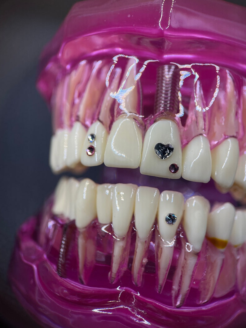 Strass Dentaires Swarovski en Forme de Cœur Argenté Divers Packs Disponibles image 3