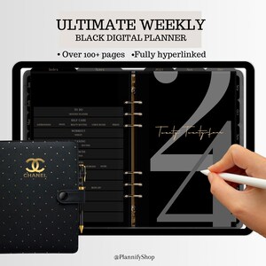 以下が含まれることがあります： 黒と金のシャネルブランドのカバーが付いた、金色のアクセントが施された黒いデジタルプランナー。プランナーは、24という数字と金色の文字で「Twenty Twenty-Four」というテキストが書かれた週間スプレッドに開かれています。プランナーはスタイラス付きのタブレットの上にあります。
