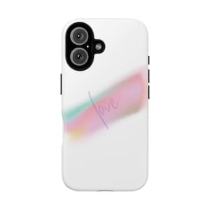 Puede incluir: Una funda de smartphone blanca con un degradado diagonal suave y difuminado en colores rosa, amarillo y turquesa. La palabra love está escrita en una fina letra cursiva de color morado claro sobre el centro del degradado. La funda tiene una abertura negra para la cámara.