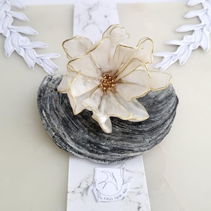 Pearly flower brooch wire flower resin brooch big brooch
