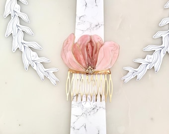 Pearly Pink Flower Bridal Hair Comb, Resin Floral Hairpiece, Gold Wire Blossom Headpiece, Wedding Leaf Hair Pin, Whimsical Botanical Jewelry