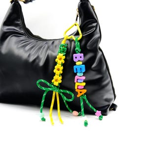 Benutzerdefinierte Taschenanhänger Namensschild mit Quaste, zufällige Farbe Acrylbuchstaben für Strandtasche, Rucksack, Taschenanhänger mit Kindernamen, personalisiertes Namensschild
