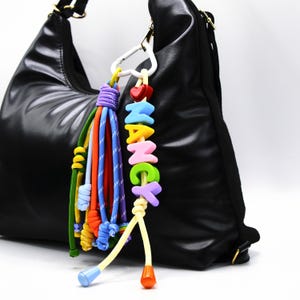 Pingente de corda com borla de arco-íris personalizado, acessório fofo para bolsa, chaveiro com nome personalizado, pingente de mochila colorido, pingente de letra personalizado.