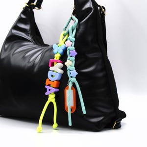 Benutzerdefinierte Taschenanhänger Namensschild mit Quaste, zufällige Farbe Acrylbuchstaben für Strandtasche, Rucksack, Taschenanhänger mit Kindernamen, personalisiertes Namensschild.