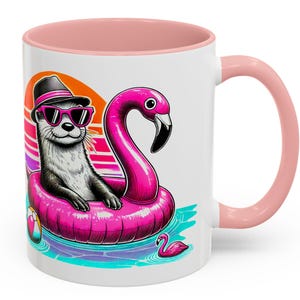 Puede incluir: Taza de cerámica blanca con interior y asa rosas. La taza presenta una nutria de dibujos animados con gafas de sol y sombrero, flotando en un flotador de flamenco rosa. Un colorido atardecer y una escena acuática completan el diseño.