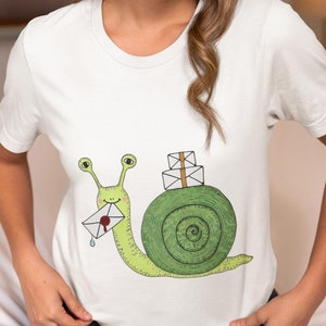 Camiseta unisex con diseño de caracol cartero, bonita camiseta novedosa con letras dibujadas a mano, divertida camiseta de regalo para entusiastas del cottagecore y el correo