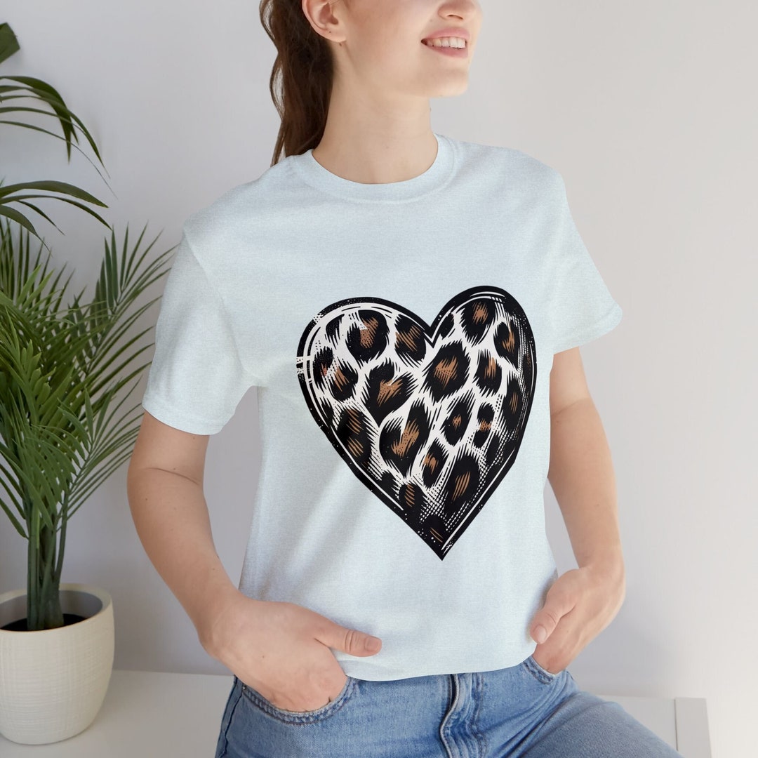 【2plan】To Heart Lettering Printed Short Sleeve T-shirt Edgy Leopard Print Heart T-shirt - Unisex DTG Print Shirt