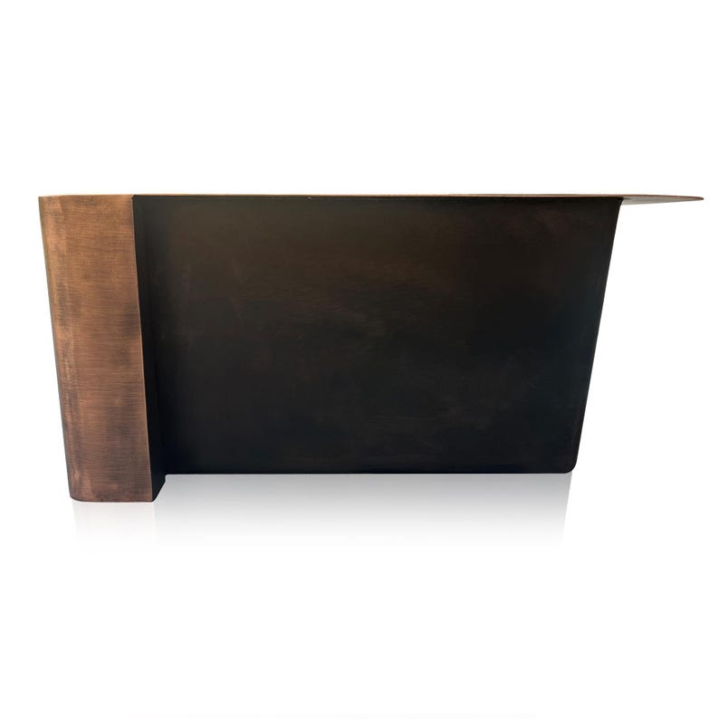 K&ouml;nnte beinhalten: Ein moderner, dunkelbrauner Schreibtisch mit einem bronzefarbenen Akzent auf der linken Seite. Der Schreibtisch hat ein schlankes, minimalistisches Design mit einer langen, flachen Oberfl&auml;che und einer schr&auml;gen Seite. Ca. 180 cm lang.