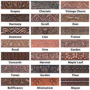 K&ouml;nnte beinhalten: Eine Sammlung dekorativer Zierleisten aus kupferfarbenem Metall, jede mit einem einzigartigen gepr&auml;gten Design. Zu den Designs geh&ouml;ren Trauben, Streitwagen, Hirsche, Blumenmuster und geometrische Formen. Jedes St&uuml;ck ist mit seinem Designnamen beschriftet.