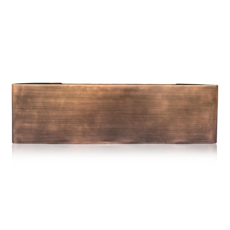 K&ouml;nnte beinhalten: Ein rechteckiger Pflanzkasten aus Metall in Bronzefarbe. Der Pflanzkasten hat eine geb&uuml;rstete Oberfl&auml;che, die ihm ein strukturiertes Aussehen verleiht. Die Box ist mit einer einfachen, modernen &Auml;sthetik gestaltet, die sich f&uuml;r den Innen- und Au&szlig;enbereich eignet.