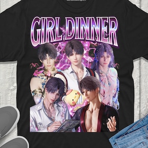 Può includere: Una t-shirt nera con il testo GIRL DINNER in un carattere sfumato viola sopra un'illustrazione grafica di cinque personaggi in stile anime con capelli scuri, su uno sfondo di fulmini viola. La maglietta ha un girocollo.