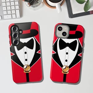 Op de afbeelding: Twee rode telefoonhoesjes met een smokingontwerp. Elke hoes heeft een zwarte hoge hoed, een zwarte vlinderdas, een wit overhemd en een rode jas met gouden accenten. De hoesjes zijn ontworpen voor verschillende telefoonmodellen.