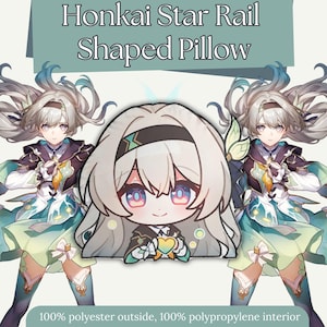 Puede incluir: Una almohada con forma de personaje de dibujos animados de Honkai Star Rail. La almohada tiene un fondo blanco con una diadema negra y un diseño verde y amarillo. El texto "Honkai Star Rail Shaped Pillow" está en la parte superior.