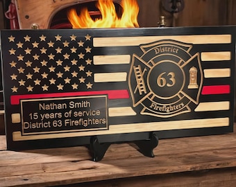 Bandera de bombero de madera personalizada: Arte de pared con la delgada línea roja grabada para bomberos y personal de primeros auxilios.