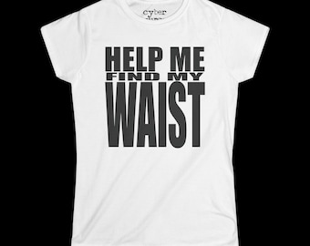 Op de afbeelding: Wit t-shirt met de tekst "HELP ME FIND MY WAIST" in vette, zwarte letters. Het shirt heeft een ronde hals en korte mouwen. De merknaam "cyber" staat bovenaan en "CYBERCURSE" onderaan.