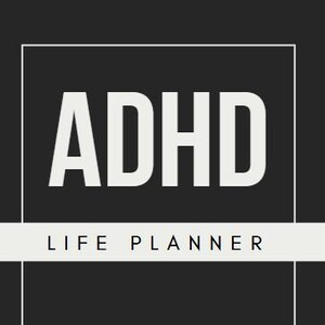 Op de afbeelding: Zwart-witte afbeelding met de tekst "ADHD LIFE PLANNER" in een witte rechthoek op een zwarte achtergrond.