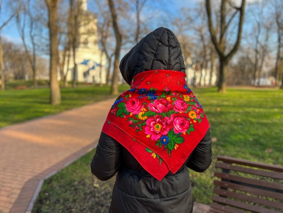 Red Wool Scarf with Floral Pattern, Vintage Heads… - image 6