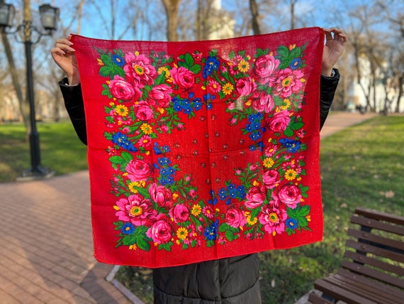 Red Wool Scarf with Floral Pattern, Vintage Heads… - image 2