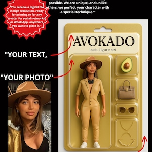 Pode incluir: Uma ilustração digital de um conjunto de figuras de ação personalizáveis. O conjunto inclui uma figura feminina que usa um chapéu e um traje marrons, um abacate verde, uma bolsa marrom, óculos de sol, um colar de ouro e uma pulseira de ouro. O texto "AVOKADO basic figure set" é exibido na embalagem. O texto "YOU ACTION HERO" é exibido na parte superior da imagem.