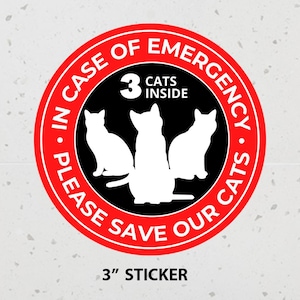 Könnte beinhalten: Ein runder 3-Zoll-Aufkleber mit rotem Rand und schwarzer Mitte. Der rote Rand enthält den weißen Text IN CASE OF EMERGENCY PLEASE SAVE OUR CATS. Die schwarze Mitte zeigt drei weiße Katzensilhouetten und den Text 3 CATS INSIDE.