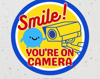 Sonríe, estás en la cámara, calcomanía de 3", calcomanía de vigilancia brillante, calcomanía para casa, garaje, negocio, condominio, cabaña, puerta delantera y trasera • Redonda de 3"