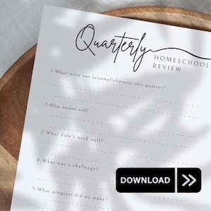 Könnte beinhalten: Ein weißes Papier mit dem Titel "Quarterly Homeschool Review" in schwarzer Schrift. Das Dokument enthält Aufforderungen zur Reflexion, wie z. B. "Was waren unsere Erfolge in diesem Quartal?" und eine "Download"-Schaltfläche.