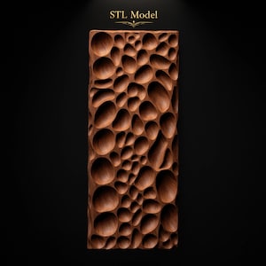 Può includere: Un pannello rettangolare in legno caratterizzato da un motivo organico intagliato con numerose rientranze lisce e arrotondate di varie dimensioni sulla superficie. Il testo "STL Model" è stampato in oro in alto al centro.